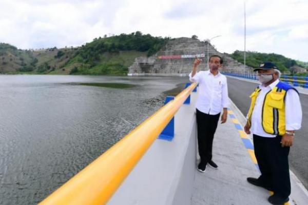 Presiden Jokowi didamping Menteri PUPR di Bendungan Karalloe, Sulawesi Selatan