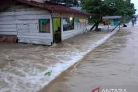 Sedikitnya 70 rumah terendam banjir di Poso, Sulawesi Tengah. Warga memilih tetap bertahan di kediamannya masing-masing. (Foto: ANTARA/HO-BPBD Sulteng)