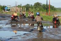 Jalan Provinsi di Kabupaten Gowa Sulsel Rusak Parah. Foto: ANTARA FOTO/Arnas Padda